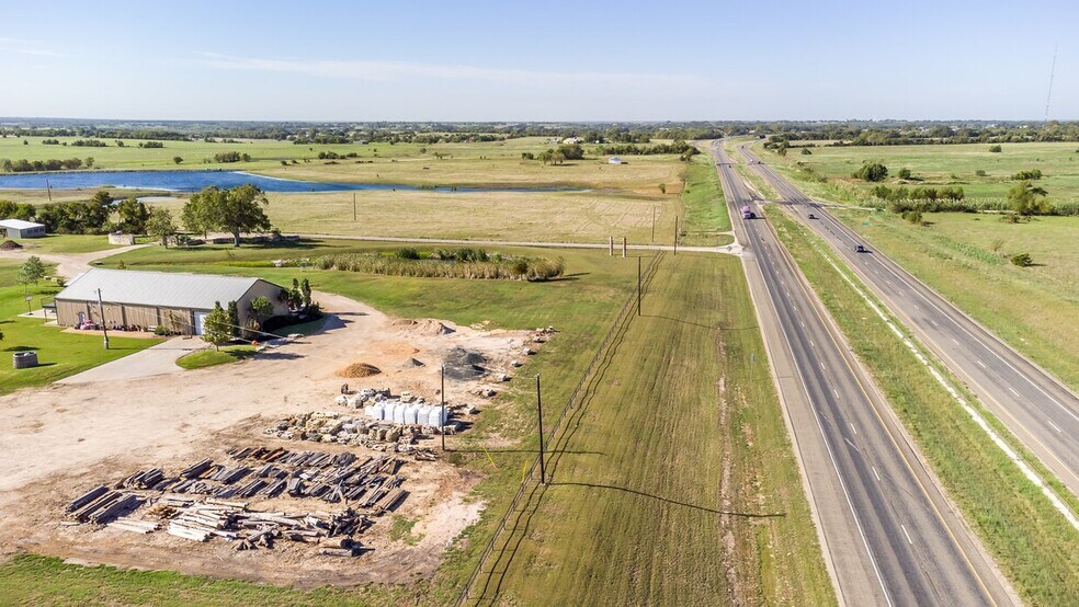 75 Memory Ln, Burton, TX à vendre - Photo du bâtiment - Image 3 de 10