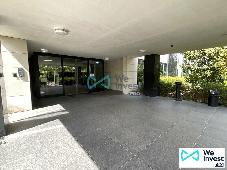 Office in Lieusaint for sale - Lobby - Image 3 of 7