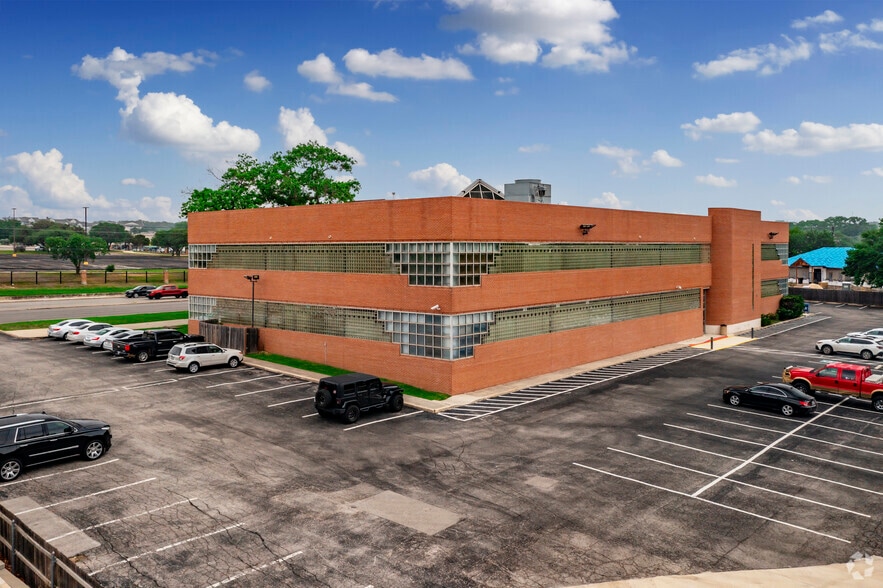 2020 Babcock Rd, San Antonio, TX à louer - Photo du bâtiment - Image 2 de 15