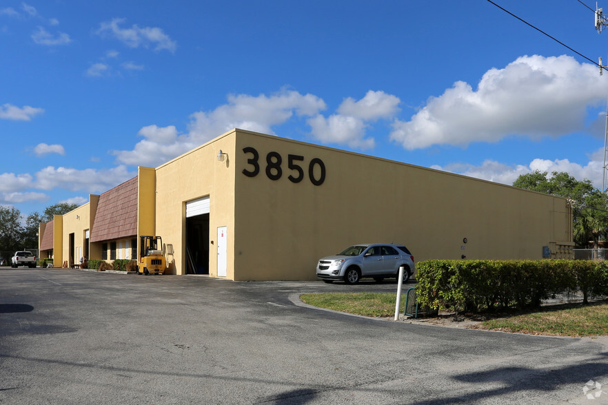 3850 Byron Dr, Riviera Beach, FL for sale - Primary Photo - Image 1 of 1