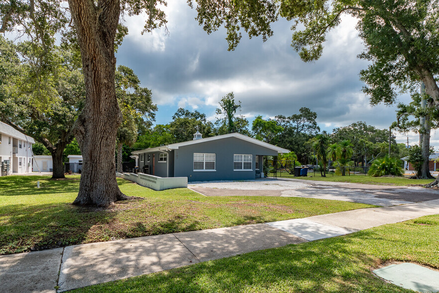 105 N Lady Mary Dr, Clearwater, FL for sale - Building Photo - Image 2 of 8