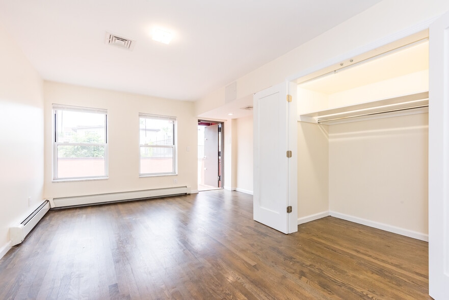 1427 Astoria Blvd, Astoria, NY for sale - Interior Photo - Image 2 of 5