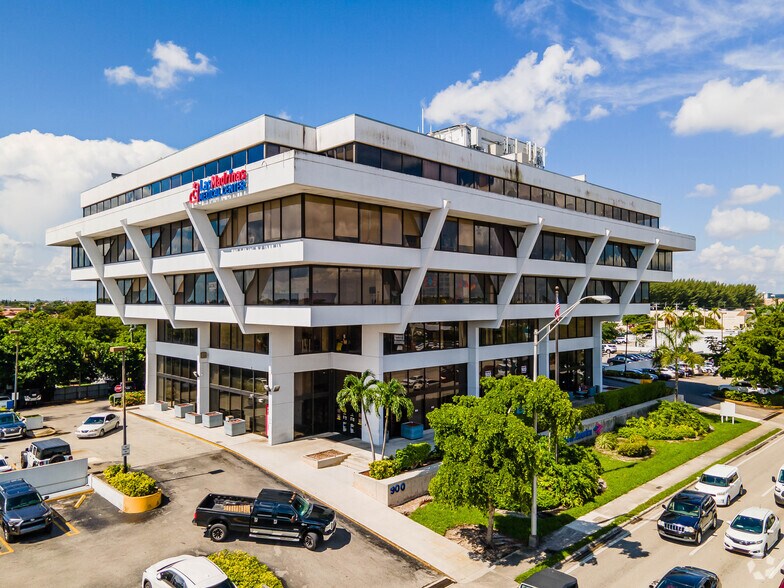 900 W 49th St, Hialeah, FL à louer - Photo du bâtiment - Image 2 de 12