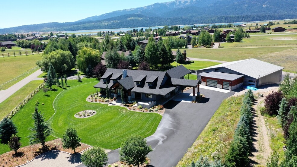 872 Alpine Village Loop, Alpine, WY à vendre - Photo du bâtiment - Image 2 de 35