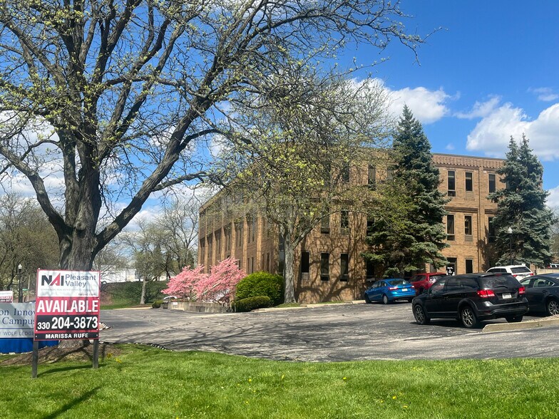 Wolf Ledges Office Buildings portefeuille de 2 propriétés à vendre sur LoopNet.ca - Photo du bâtiment - Image 3 de 5