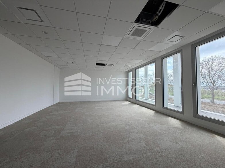 Retail in Serris for lease - Interior Photo - Image 2 of 63