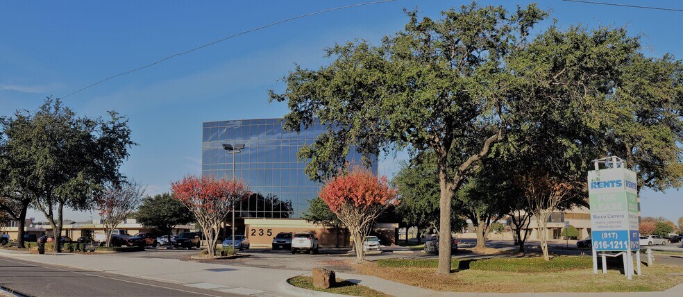 235 NE Loop 820, Hurst, TX à louer - Photo du bâtiment - Image 3 de 14