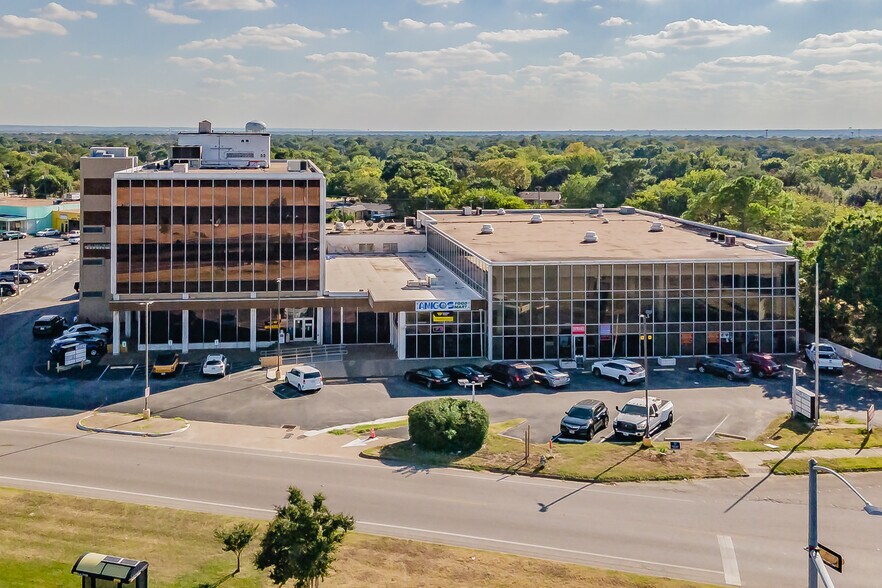 2520 W Irving Blvd, Irving, TX à vendre - Photo du bâtiment - Image 1 de 9
