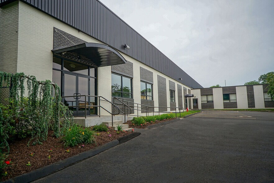 562 Captain Neville Dr, Waterbury, CT à louer - Photo du bâtiment - Image 3 de 14