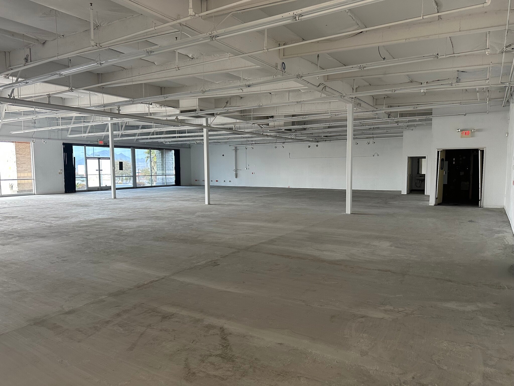 200-284 E Lake Mead Dr, Henderson, NV for lease Building Photo- Image 1 of 4