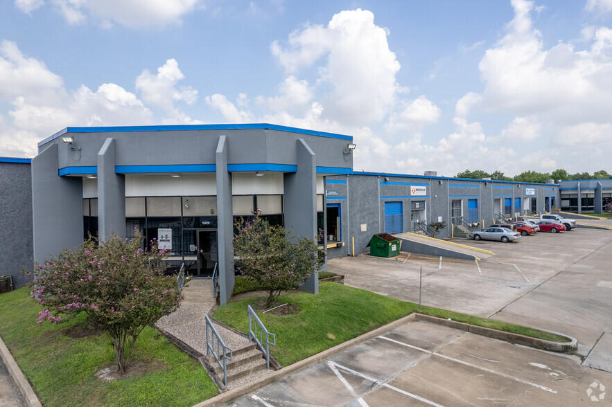 5921-5937 S Loop Fwy E, Houston, TX for lease - Building Photo - Image 1 of 7