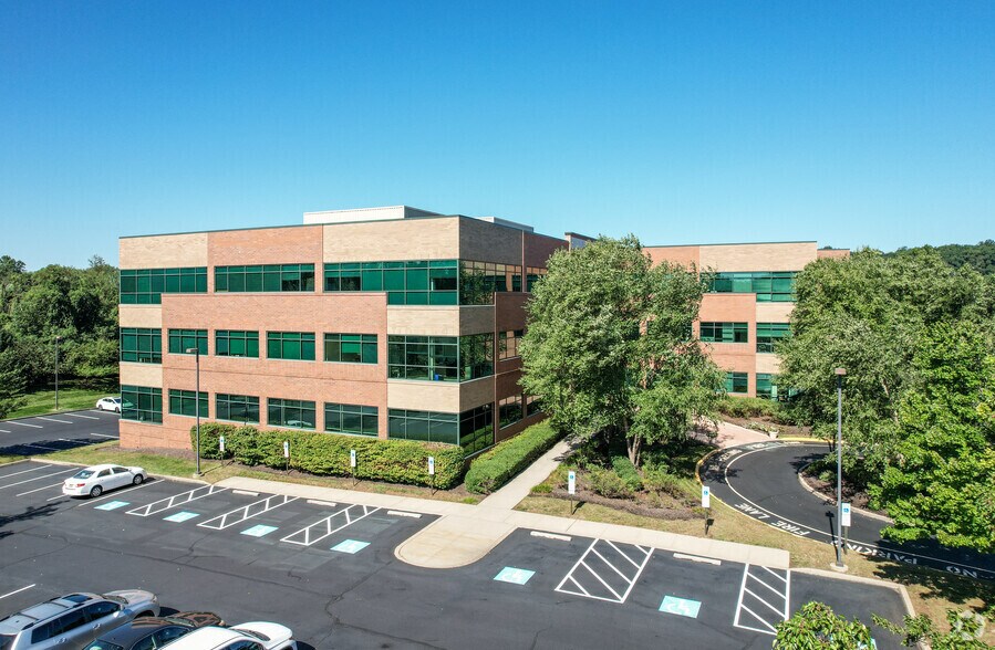 900 Northbrook Dr, Feasterville Trevose, PA à louer - Photo du bâtiment - Image 1 de 5
