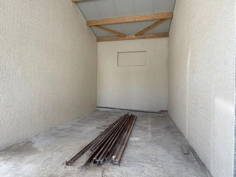 Flex in Saint-Priest for lease - Building Photo - Image 2 of 5