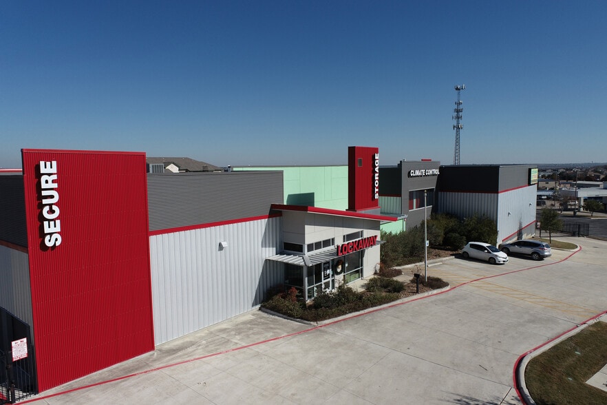 8401 Crestway Dr, Converse, TX for lease - Building Photo - Image 3 of 6