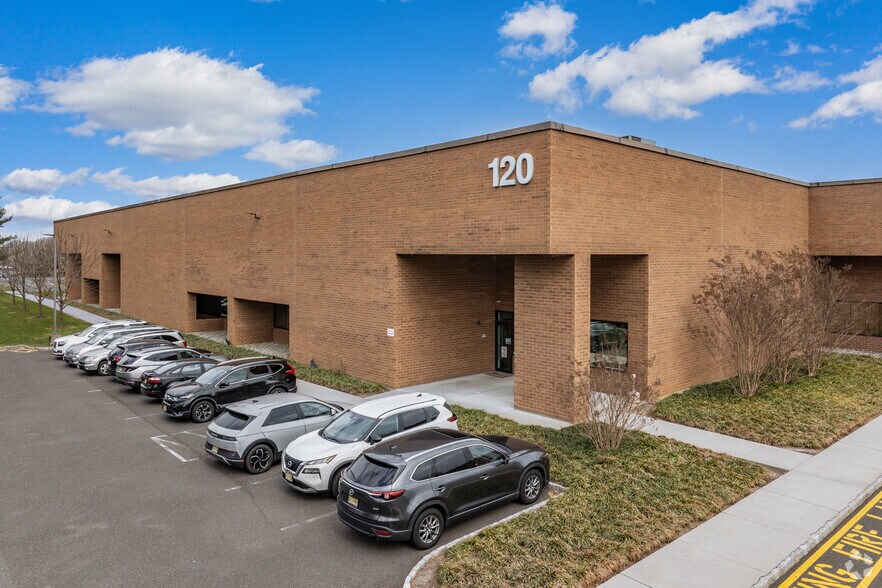 120 Herrod Blvd, South Brunswick, NJ à louer - Photo du bâtiment - Image 1 de 5