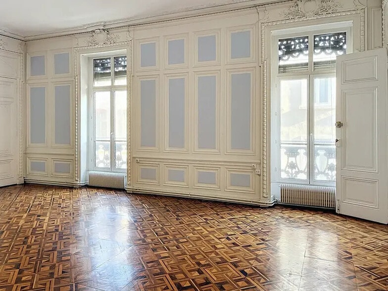Multifamily in Lyon for sale - Interior Photo - Image 2 of 12