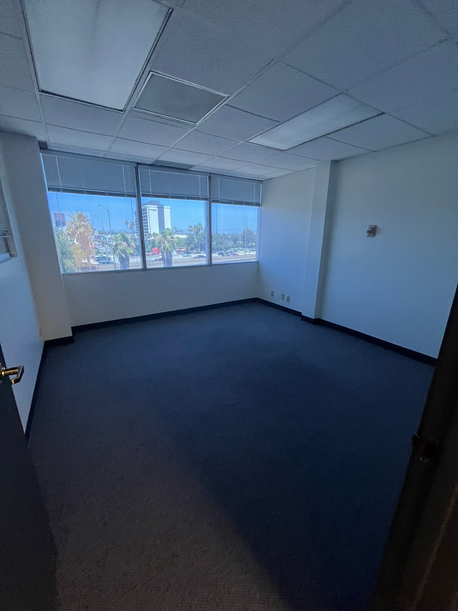 15300 Ventura Blvd, Sherman Oaks, CA for lease Interior Photo- Image 1 of 4