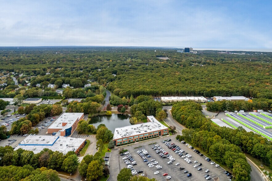 45 Research Way, East Setauket, NY à louer - Photo du bâtiment - Image 2 de 2