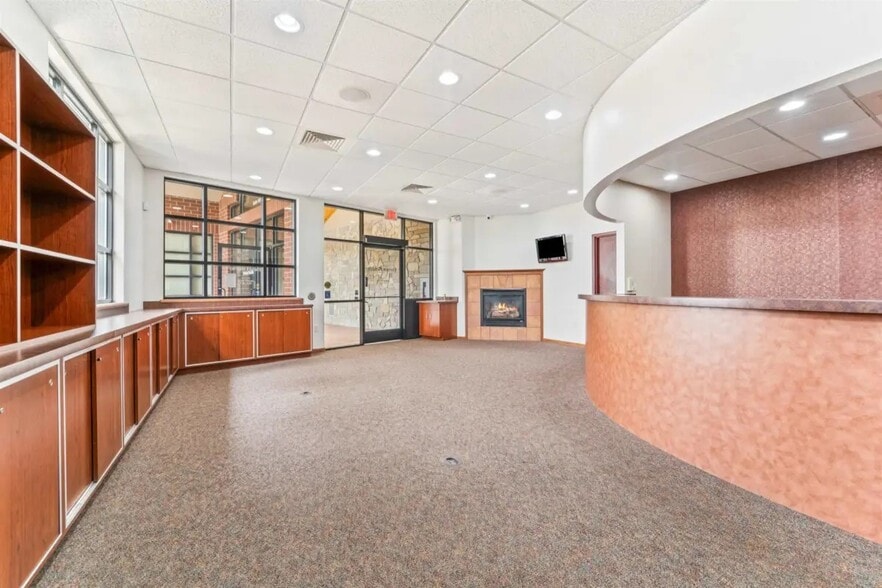 180 Knights Way, Fond Du Lac, WI for sale - Interior Photo - Image 3 of 71