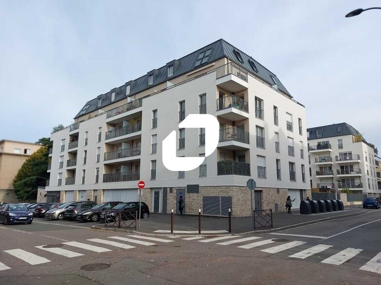 23-25 Rue Du 11 Novembre 1918, Poissy for lease - Building Photo - Image 1 of 9