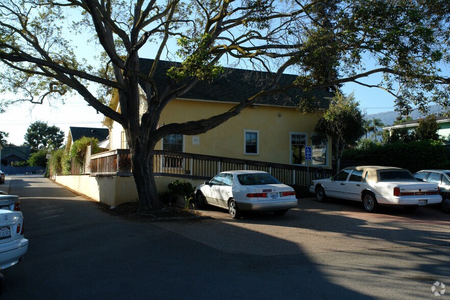 321 W Mission St, Santa Barbara, CA à vendre - Photo du bâtiment - Image 2 de 3