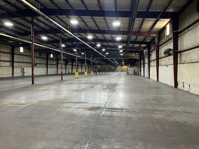 140 Jacobsen Dr, Maquoketa, IA for sale - Interior Photo - Image 2 of 9