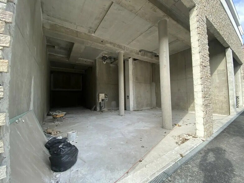 Commerce de détail dans Savigny-le-Temple à louer - Photo de construction - Image 1 de 12