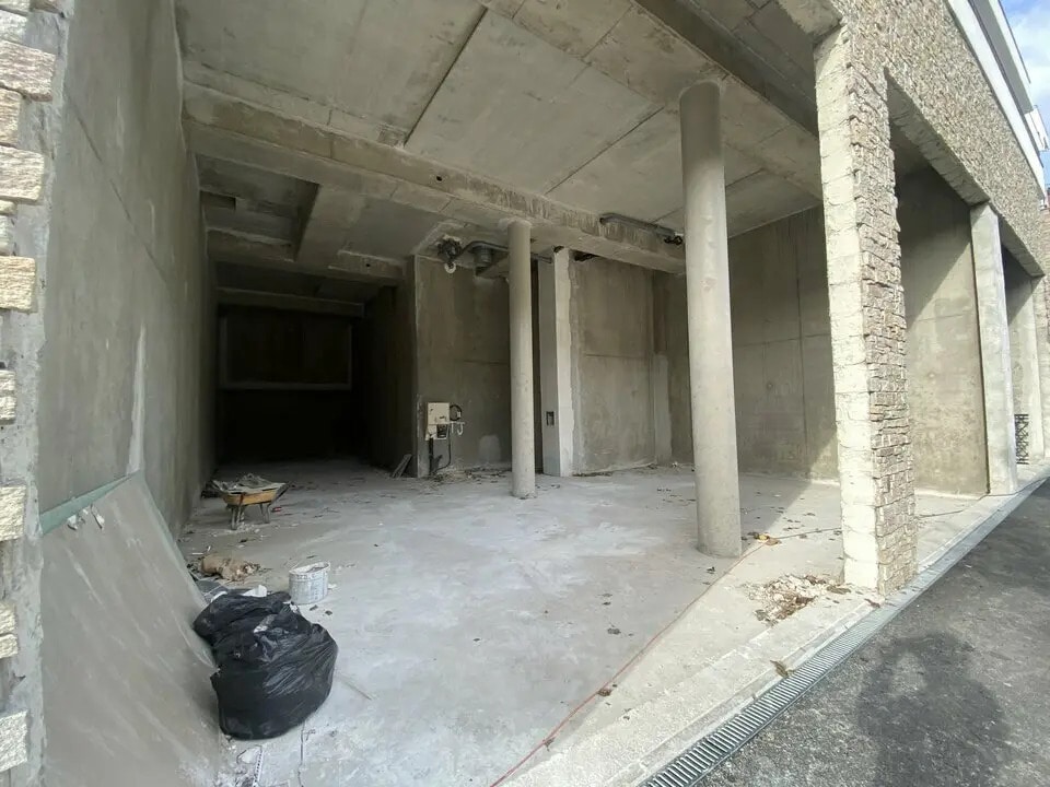 Retail in Savigny-le-Temple for lease Construction Photo- Image 1 of 13