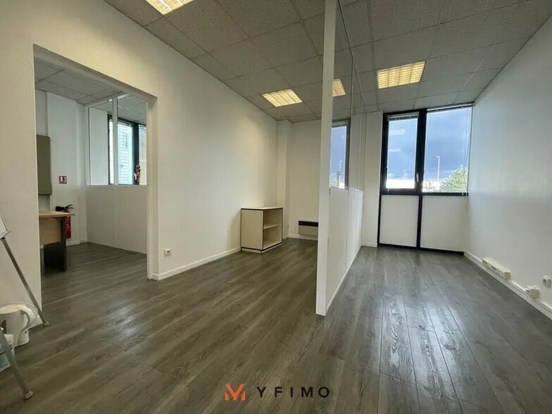 Office in Les Mureaux for lease - Interior Photo - Image 3 of 5