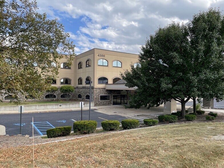 4200 Fashion Square Blvd, Saginaw, MI à louer - Photo du bâtiment - Image 3 de 20