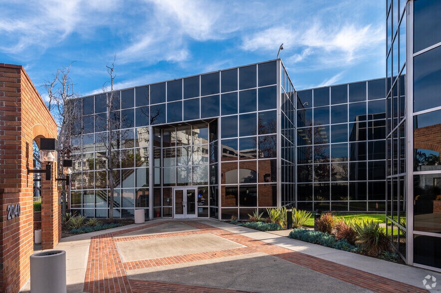 2050 S Santa Cruz St, Anaheim, CA à louer - Photo du bâtiment - Image 1 de 15