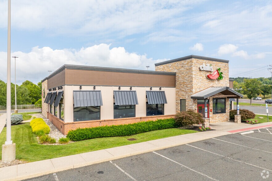 220 Upland Square Dr, Pottstown, PA for sale - Building Photo - Image 2 of 8