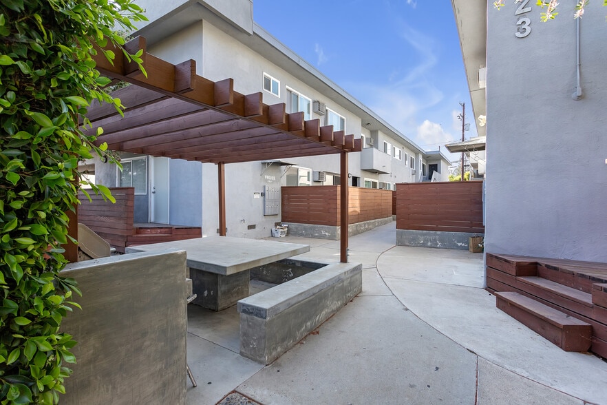 2023 Preuss Rd, Los Angeles, CA for sale - Building Photo - Image 2 of 32