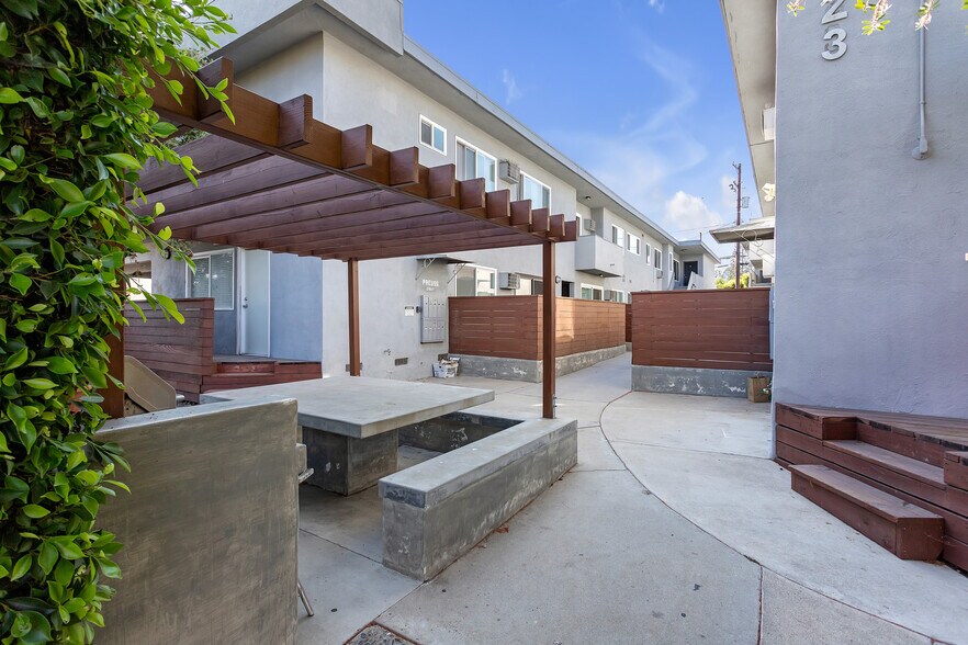 2023 Preuss Rd, Los Angeles, CA à vendre - Photo du bâtiment - Image 2 de 32