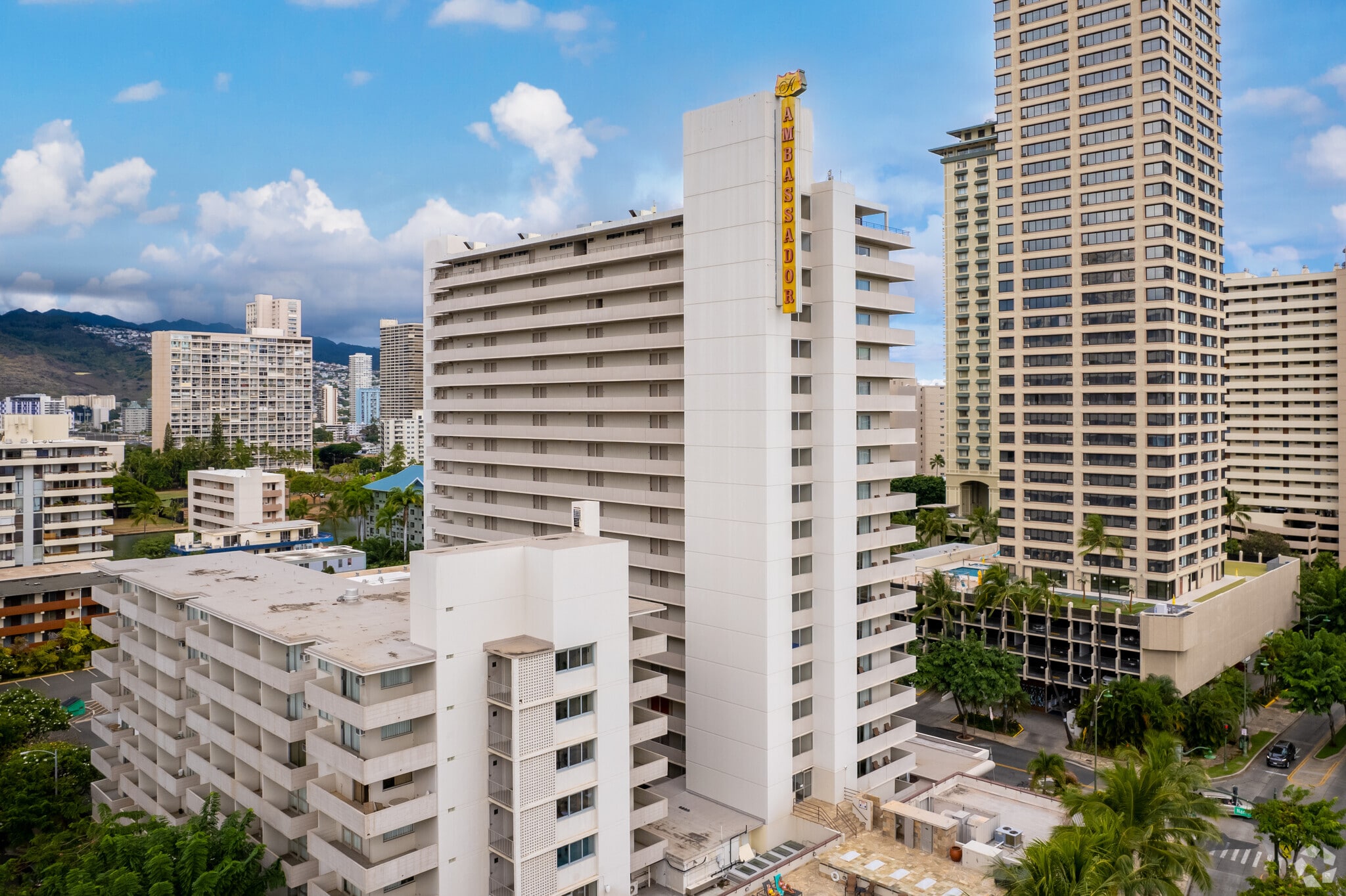 2040 Kuhio Ave, Honolulu, HI for lease Primary Photo- Image 1 of 8