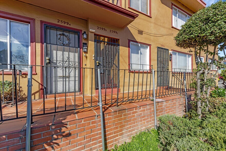 6033 Foothill Blvd, Oakland, CA à vendre - Photo du bâtiment - Image 3 de 20
