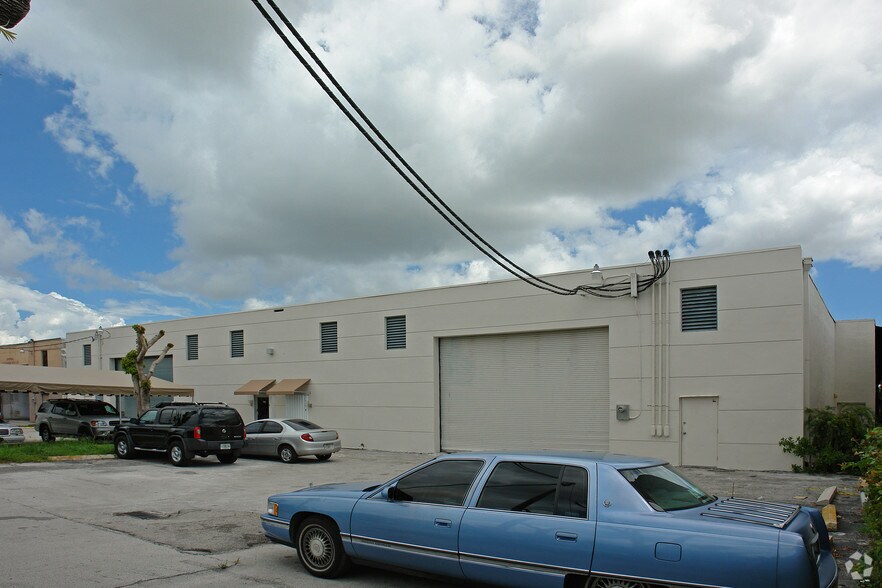 8111-8113 NW 54th St, Miami, FL à louer - Photo du bâtiment - Image 3 de 21