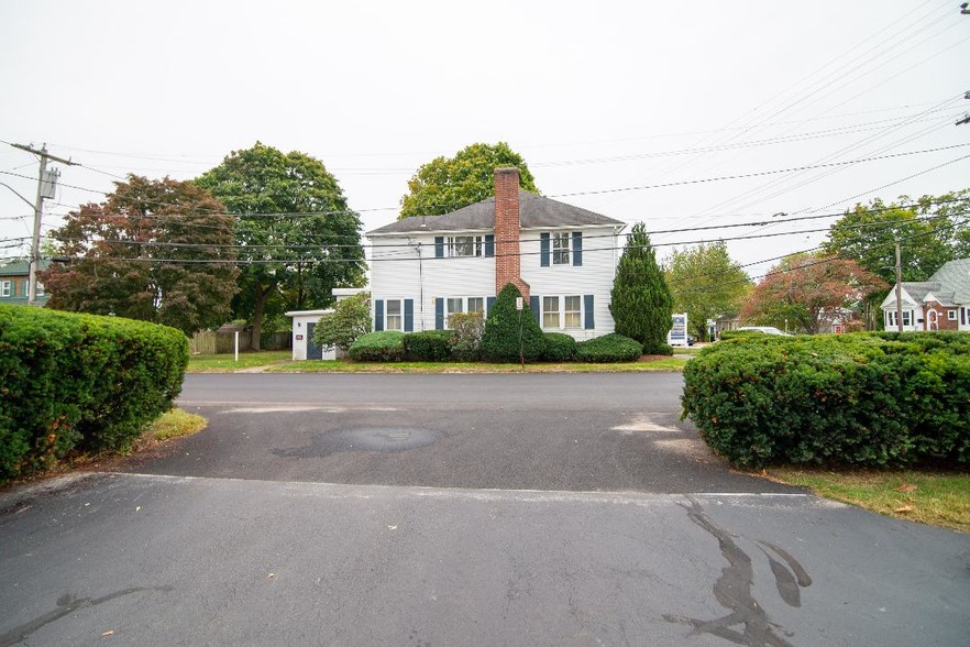 670 Willett Ave, Riverside, RI à vendre - Photo du bâtiment - Image 2 de 2