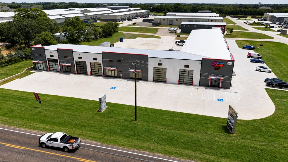 1921 Business Park Blvd, Argyle, TX à louer - Photo du bâtiment - Image 2 de 11