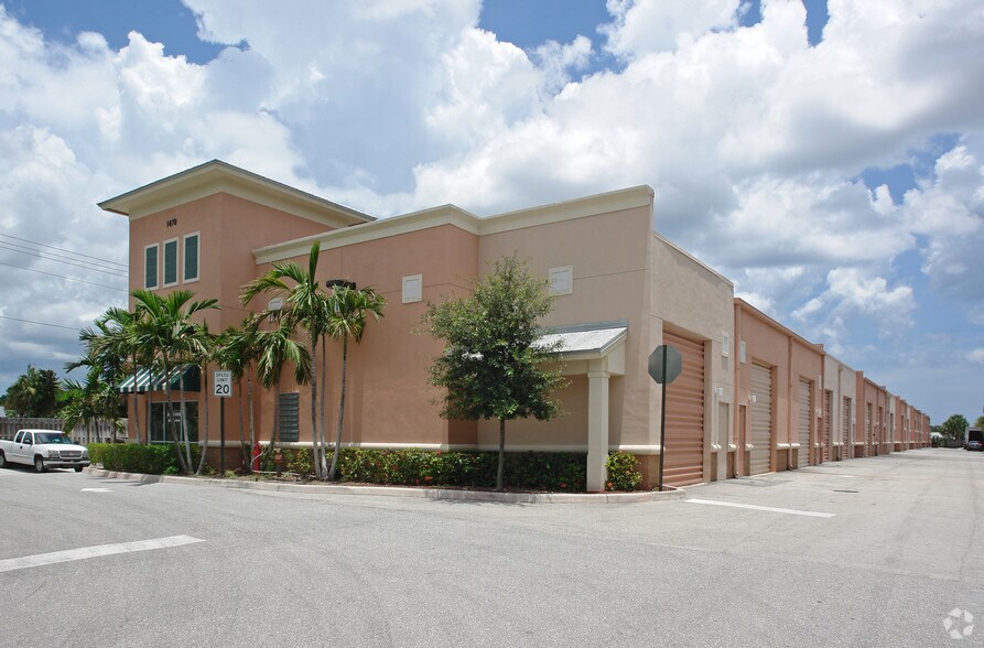 1470 N Congress Ave, West Palm Beach, FL à louer - Photo du bâtiment - Image 3 de 6