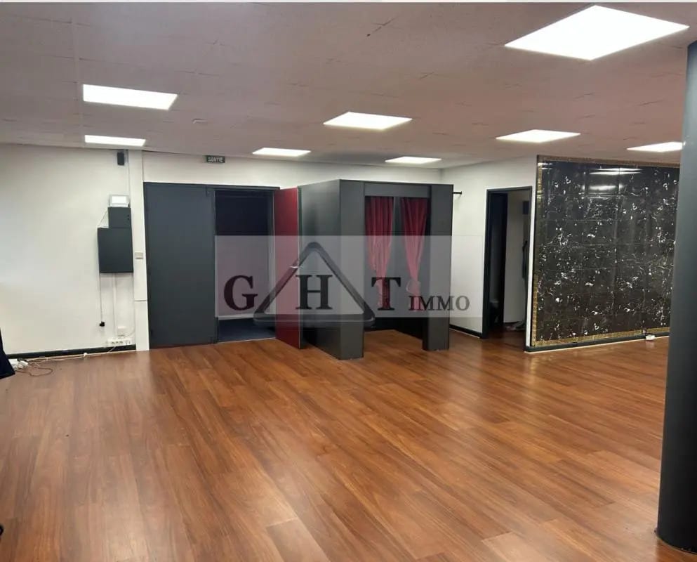 Office in Argenteuil for lease Interior Photo- Image 1 of 3