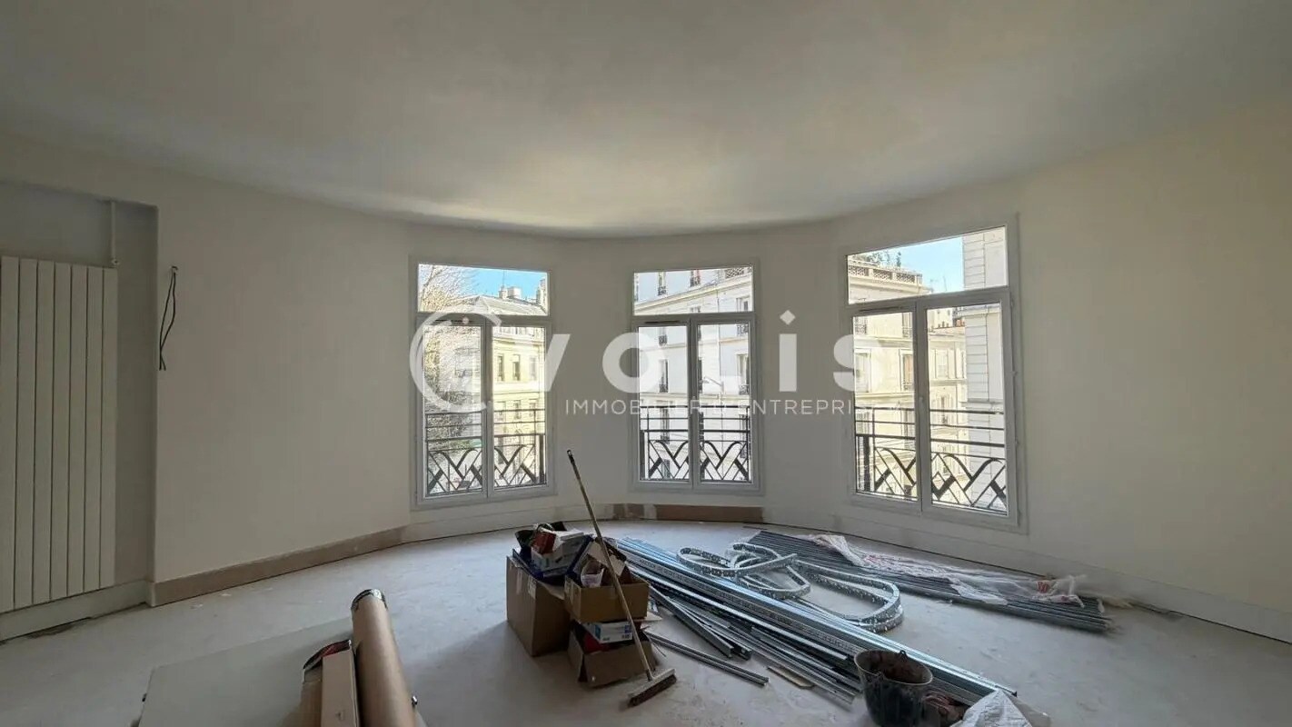 Office in Paris for sale Building Photo- Image 1 of 10