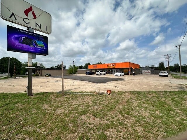 Plus de détails pour 8201 NW 10th St, Oklahoma City, OK - Commerce de détail à vendre