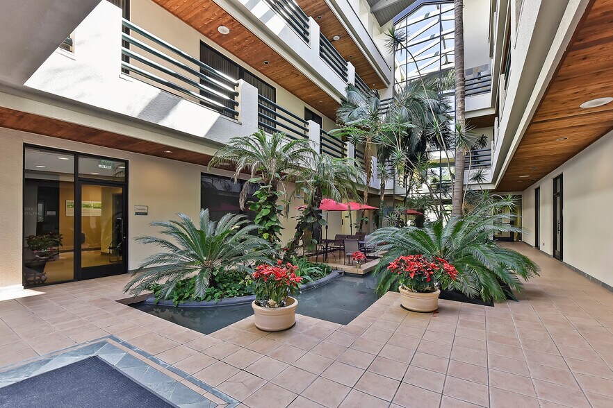 5755 Oberlin Dr, San Diego, CA à vendre - Photo intérieure - Image 2 de 6