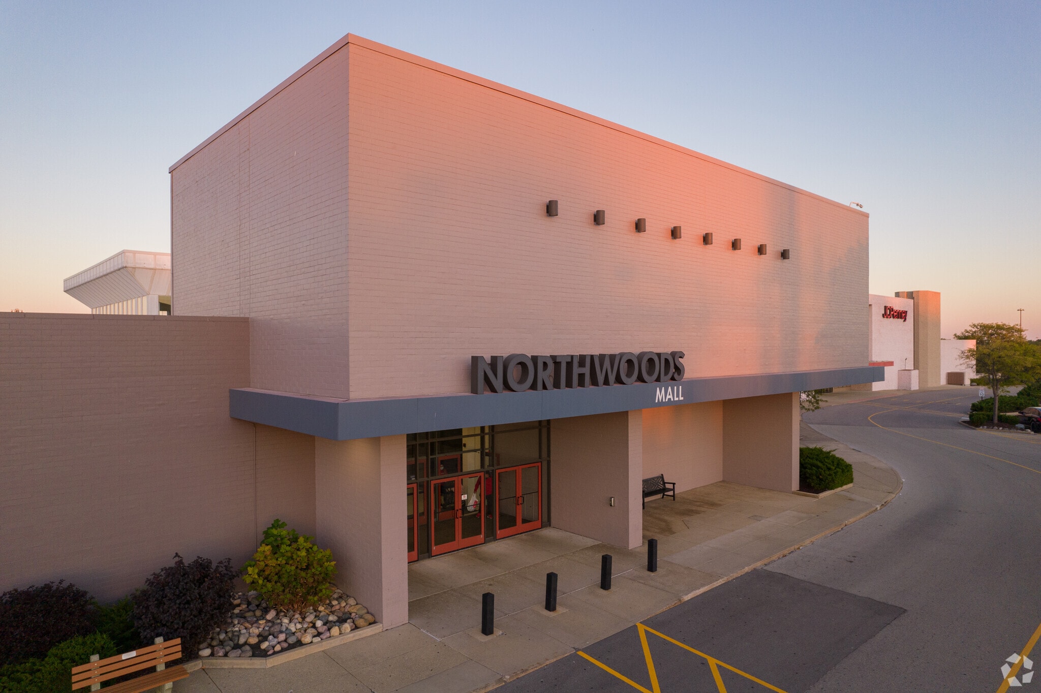 2200 W War Memorial Dr, Peoria, IL for lease Primary Photo- Image 1 of 9