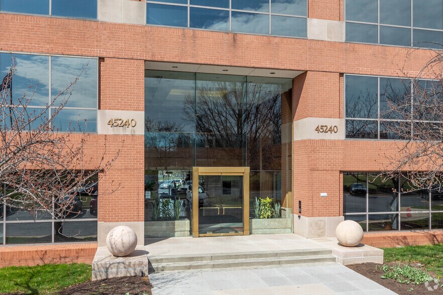 45240 Business Ct, Sterling, VA à louer - Photo du bâtiment - Image 3 de 9