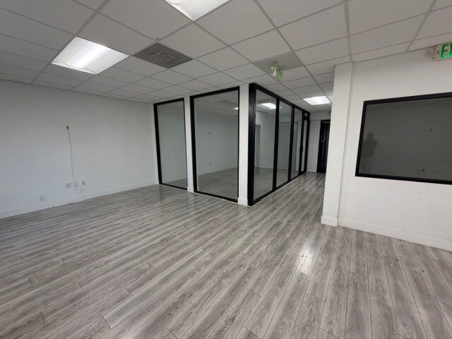 6016 Fallbrook Ave, Woodland Hills, CA à louer - Photo du bâtiment - Image 3 de 15