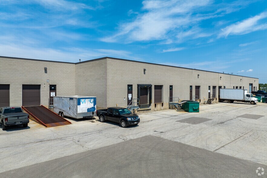 6535 Millcreek Dr, Mississauga, ON à louer - Photo du bâtiment - Image 2 de 8