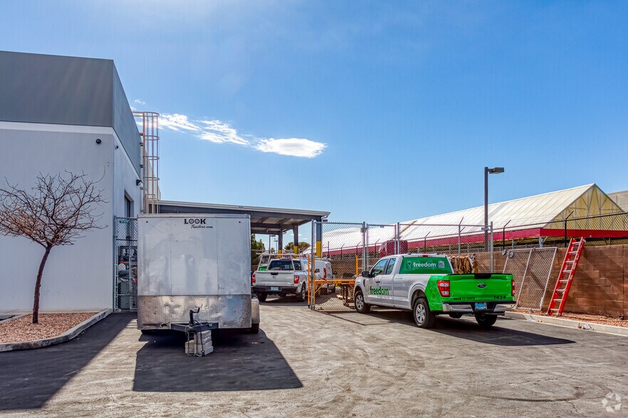 3649 E Post Rd, Las Vegas, NV à louer - Photo du bâtiment - Image 2 de 4