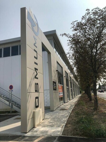 Retail in Carbon-Blanc for sale - Building Photo - Image 1 of 5